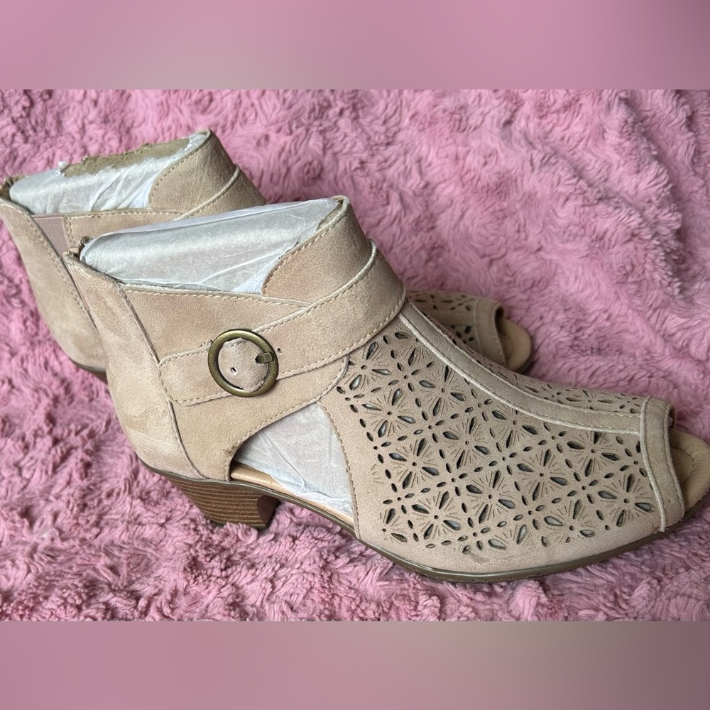 Earth Kelsey Dark Blush Suede Leather Peep Toe Ankle Boot Bootie Size 8 D (wide)